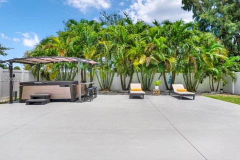 Villa ou maison à louer à Hialeah, Floride: 5 chambres, 256.32 m2 № 2017457 - photo 11