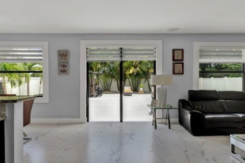 Villa ou maison à louer à Hialeah, Floride: 5 chambres, 256.32 m2 № 2017457 - photo 5