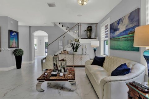 Villa ou maison à louer à Hialeah, Floride: 5 chambres, 256.32 m2 № 2017457 - photo 3