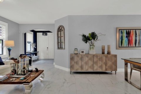 Villa ou maison à louer à Hialeah, Floride: 5 chambres, 256.32 m2 № 2017457 - photo 2