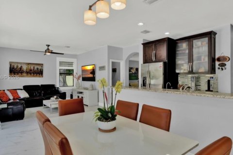 Villa ou maison à louer à Hialeah, Floride: 5 chambres, 256.32 m2 № 2017457 - photo 4