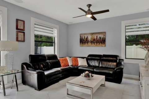 Villa ou maison à louer à Hialeah, Floride: 5 chambres, 256.32 m2 № 2017457 - photo 6