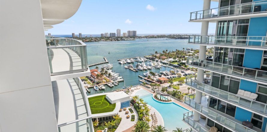 Condo in Lake Park, Florida, 3 bedrooms  № 2153831