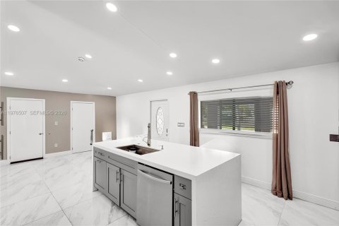 Immobilier commercial à vendre à Hollywood, Floride: 233.28 m2 № 2041481 - photo 13