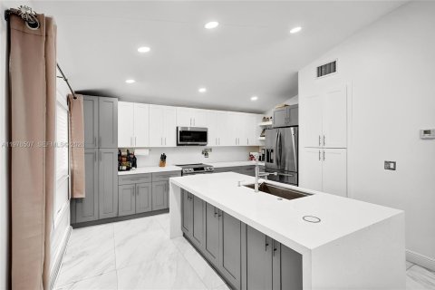 Immobilier commercial à vendre à Hollywood, Floride: 233.28 m2 № 2041481 - photo 10