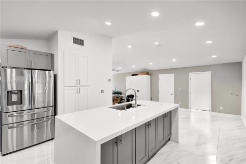 Immobilier commercial à vendre à Hollywood, Floride: 233.28 m2 № 2041481 - photo 11