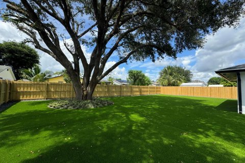 House in Royal Palm Beach, Florida 3 bedrooms, 175.31 sq.m. № 2082914 - photo 2