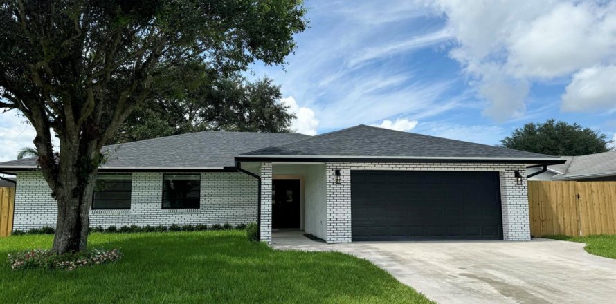 House in Royal Palm Beach, Florida 3 bedrooms, 175.31 sq.m. № 2082914