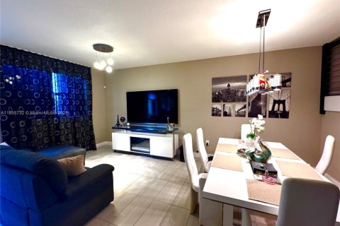 Снять в аренду таунхаус в Дорал, Флорида 4 спальни, 187.66м2, № 1977604 - фото 3