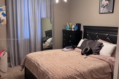 Снять в аренду таунхаус в Дорал, Флорида 4 спальни, 187.66м2, № 1977604 - фото 18