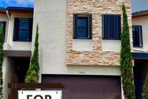 Снять в аренду таунхаус в Дорал, Флорида 4 спальни, 187.66м2, № 1977604 - фото 1