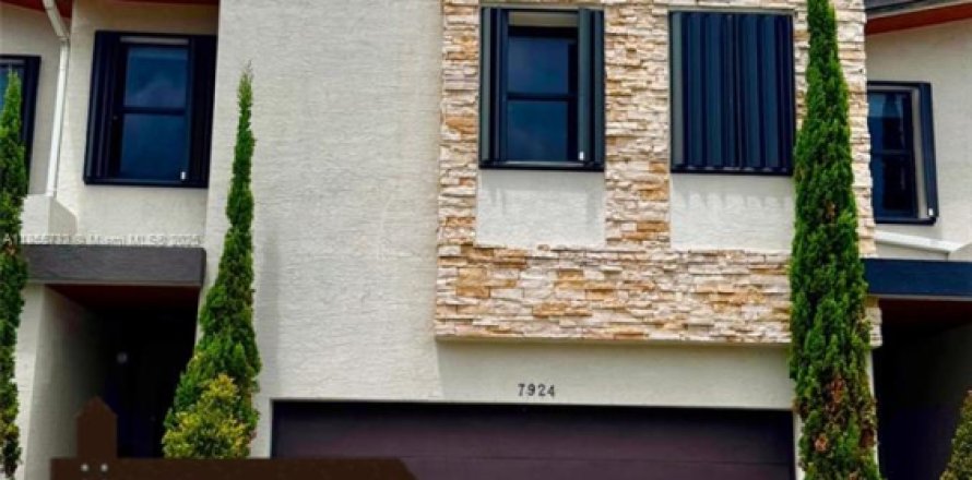 Таунхаус в Дорал, Флорида 4 спальни, 187.66м2 № 1977604