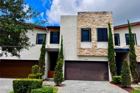 Снять в аренду таунхаус в Дорал, Флорида 4 спальни, 187.66м2, № 1977604 - фото 2