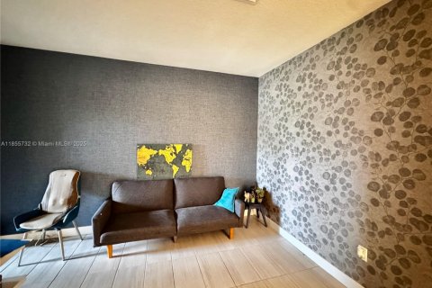 Снять в аренду таунхаус в Дорал, Флорида 4 спальни, 187.66м2, № 1977604 - фото 8