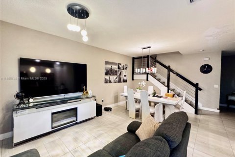 Снять в аренду таунхаус в Дорал, Флорида 4 спальни, 187.66м2, № 1977604 - фото 7