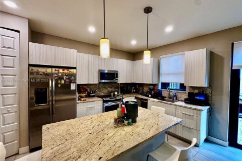 Снять в аренду таунхаус в Дорал, Флорида 4 спальни, 187.66м2, № 1977604 - фото 5