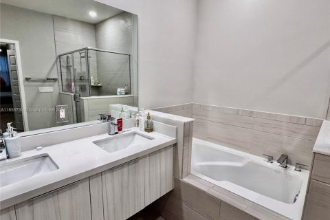 Снять в аренду таунхаус в Дорал, Флорида 4 спальни, 187.66м2, № 1977604 - фото 14