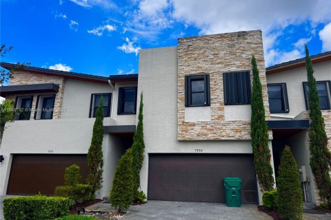 Снять в аренду таунхаус в Дорал, Флорида 4 спальни, 187.66м2, № 1977604 - фото 22