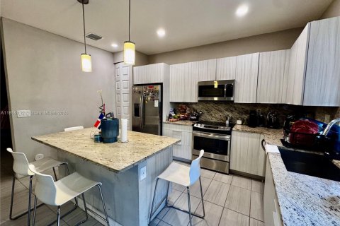 Снять в аренду таунхаус в Дорал, Флорида 4 спальни, 187.66м2, № 1977604 - фото 6