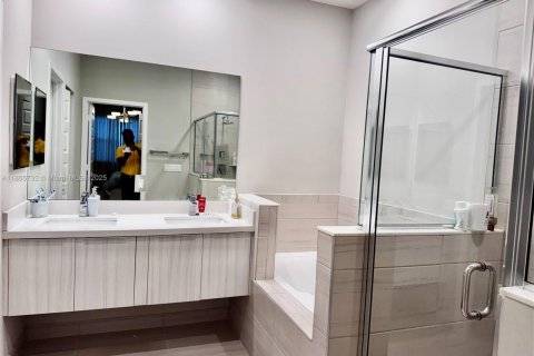 Снять в аренду таунхаус в Дорал, Флорида 4 спальни, 187.66м2, № 1977604 - фото 13