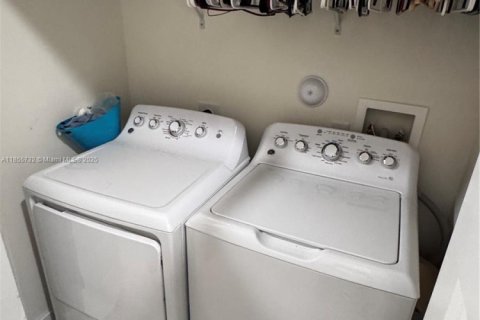 Снять в аренду таунхаус в Дорал, Флорида 4 спальни, 187.66м2, № 1977604 - фото 20