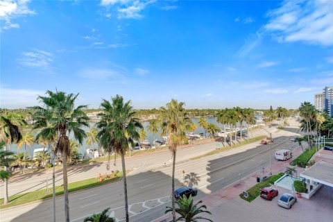 Copropriété à vendre à Miami Beach, Floride: 2 chambres, 116.41 m2 № 1982241 - photo 9