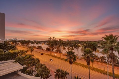 Copropriété à vendre à Miami Beach, Floride: 2 chambres, 116.41 m2 № 1982241 - photo 1