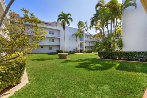 Condominio en alquiler en Coral Gables, Florida, 2 dormitorios, 114.92 m2 № 2057222 - foto 5