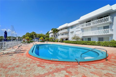 Condominio en alquiler en Coral Gables, Florida, 2 dormitorios, 114.92 m2 № 2057222 - foto 17