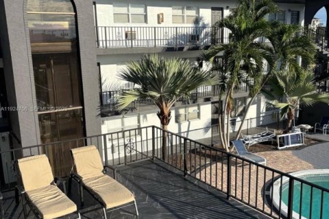 Кондоминиум с 1 спальней в Форт-Лодердейл, Флорида № 1982994