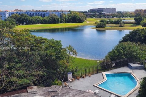 Condominio en venta en Miami, Florida, 1 dormitorio, 70.42 m2 № 1961850 - foto 2