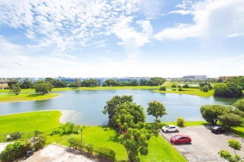 Condominio en venta en Miami, Florida, 1 dormitorio, 70.42 m2 № 1961850 - foto 1