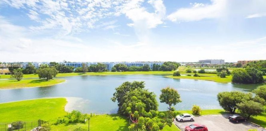 Condominio en Miami, Florida, 1 dormitorio  № 1961850