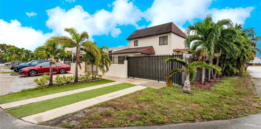 Townhouse in Miami Gardens, Florida 3 bedrooms, 143.35 sq.m. № 2005869