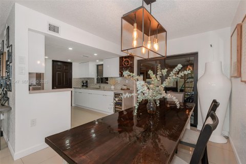 Townhouse in Miami Gardens, Florida 3 bedrooms, 143.35 sq.m. № 2005869 - photo 10