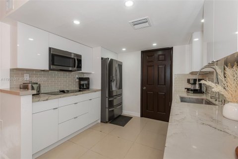 Townhouse in Miami Gardens, Florida 3 bedrooms, 143.35 sq.m. № 2005869 - photo 5