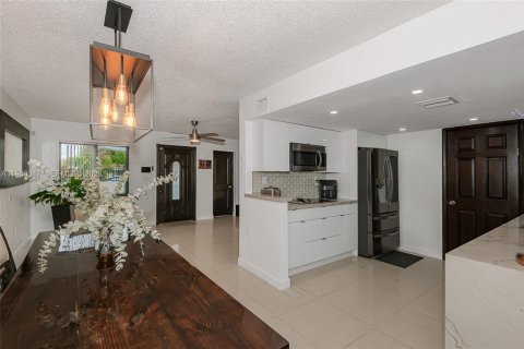 Townhouse in Miami Gardens, Florida 3 bedrooms, 143.35 sq.m. № 2005869 - photo 9