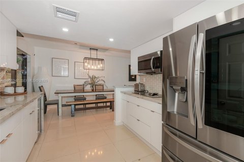 Townhouse in Miami Gardens, Florida 3 bedrooms, 143.35 sq.m. № 2005869 - photo 7