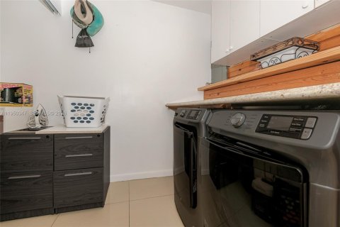 Townhouse in Miami Gardens, Florida 3 bedrooms, 143.35 sq.m. № 2005869 - photo 11