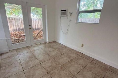 Снять в аренду виллу или дом в Форт-Лодердейл, Флорида 2 спальни, 100.33м2, № 1977940 - фото 2