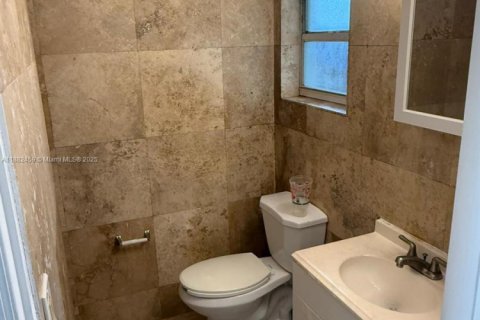 Снять в аренду виллу или дом в Форт-Лодердейл, Флорида 2 спальни, 100.33м2, № 1977940 - фото 1