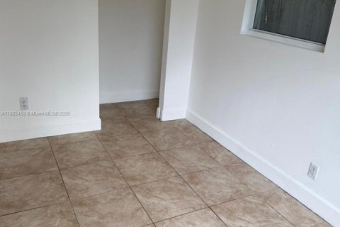 Снять в аренду виллу или дом в Форт-Лодердейл, Флорида 2 спальни, 100.33м2, № 1977940 - фото 3