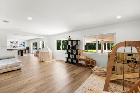 House in Miami, Florida 3 bedrooms, 245.45 sq.m. № 1977919 - photo 11
