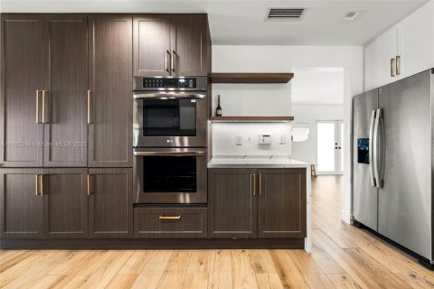 House in Miami, Florida 3 bedrooms, 245.45 sq.m. № 1977919 - photo 17