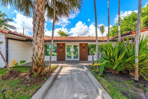 House in Miami, Florida 3 bedrooms, 245.45 sq.m. № 1977919 - photo 2