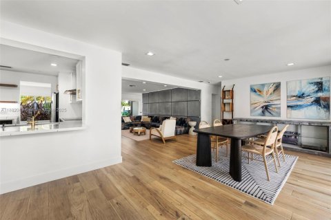 House in Miami, Florida 3 bedrooms, 245.45 sq.m. № 1977919 - photo 10