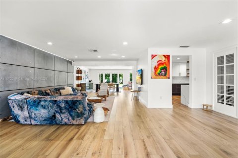 House in Miami, Florida 3 bedrooms, 245.45 sq.m. № 1977919 - photo 3