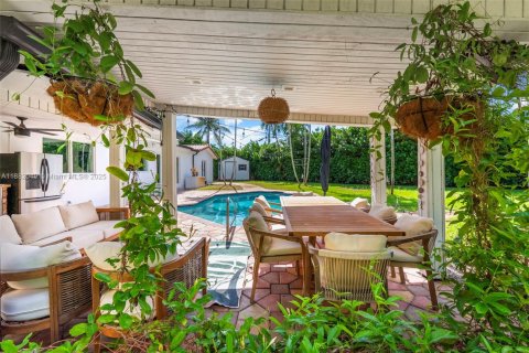 House in Miami, Florida 3 bedrooms, 245.45 sq.m. № 1977919 - photo 23