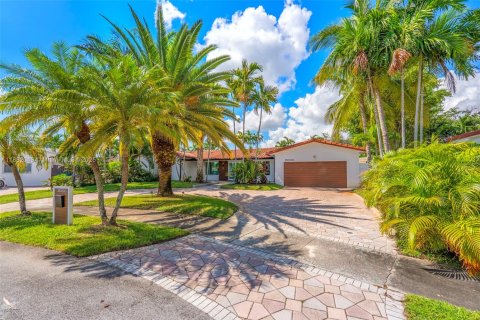House in Miami, Florida 3 bedrooms, 245.45 sq.m. № 1977919 - photo 1
