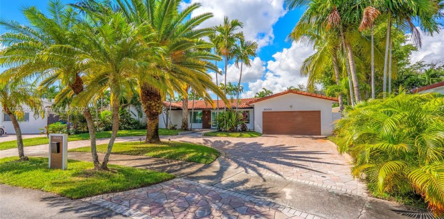 House in Miami, Florida 3 bedrooms, 245.45 sq.m. № 1977919
